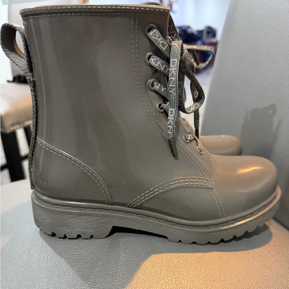 DKNY Women’s Tilly Metallic Rainboot